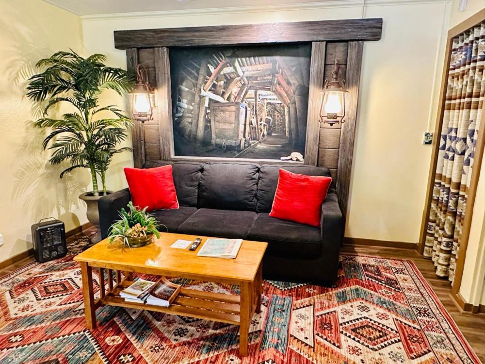 Mile High Ranch Hotel Bisbee Room photo